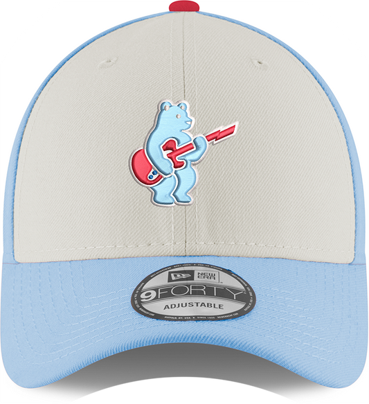 Gorra juvenil ajustable 9FORTY de los Chicago Cubs con diseño alternativo de Guitar Bear en cromo/azul cielo, de New Era