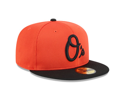 Gorra ajustada 59FIFTY New Era naranja de los Baltimore Orioles para el entrenamiento de primavera 2025