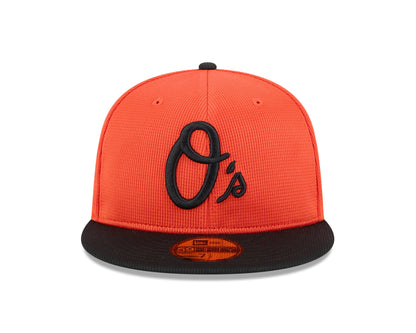 Gorra ajustada 59FIFTY New Era naranja de los Baltimore Orioles para el entrenamiento de primavera 2025