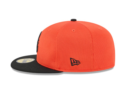 Gorra ajustada 59FIFTY New Era naranja de los Baltimore Orioles para el entrenamiento de primavera 2025