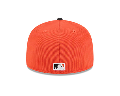 Gorra ajustada 59FIFTY New Era naranja de los Baltimore Orioles para el entrenamiento de primavera 2025