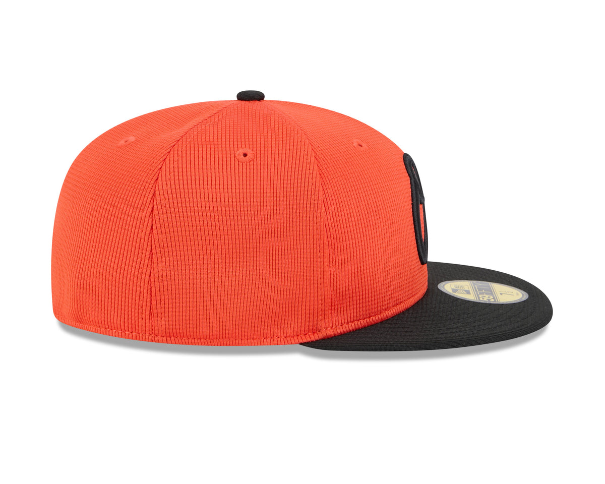 Gorra ajustada 59FIFTY New Era naranja de los Baltimore Orioles para el entrenamiento de primavera 2025