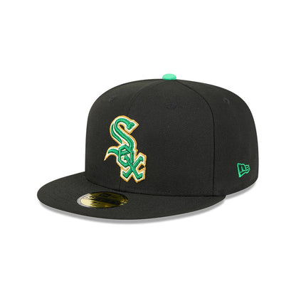 Gorra ajustada 59FIFTY On-Field de la Colección Auténtica del Día de San Patricio 2026 de los Chicago White Sox New Era en color negro para hombre