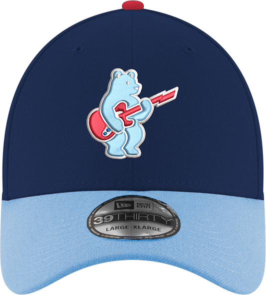 Gorra New Era 39THIRTY Flex de los Chicago Cubs, diseño alternativo 2 con oso y guitarra en azul marino/azul cielo