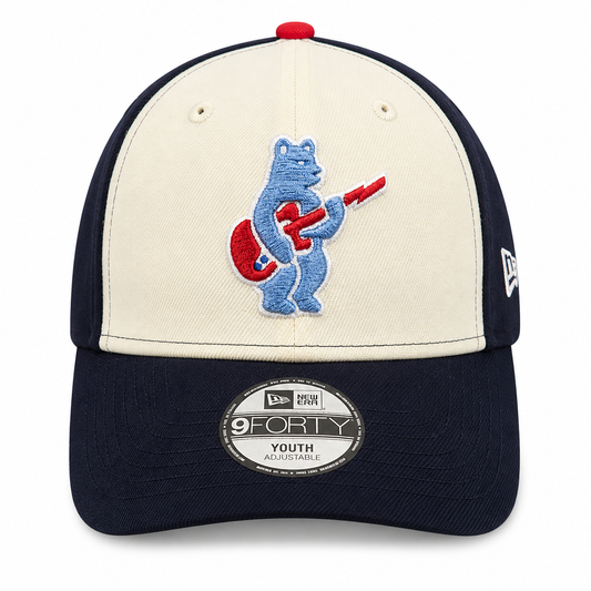 Gorra juvenil ajustable 9FORTY de los Chicago Cubs Alternate 2 Guitar Bear en cromo/azul marino, de New Era