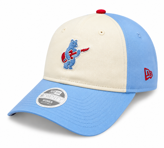 Gorra ajustable New Era 9TWENTY para mujer de los Chicago Cubs, diseño alternativo Guitar Bear en micro azul bebé 9TWENTY