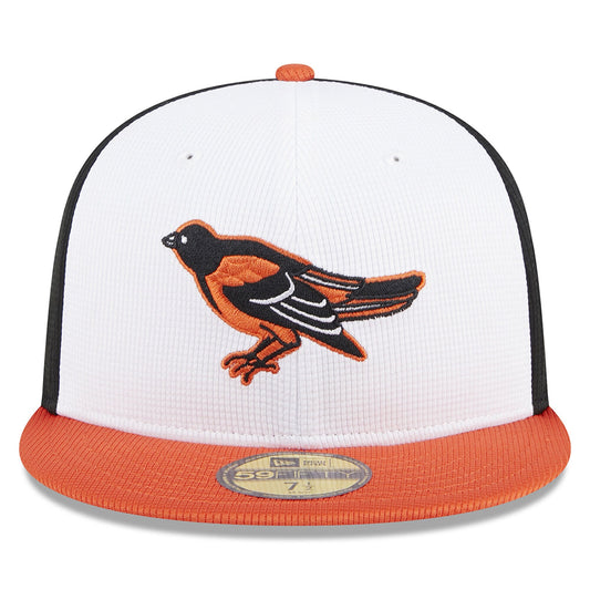 Gorra ajustada 59FIFTY New Era blanca de práctica de bateo de los Baltimore Orioles 2025