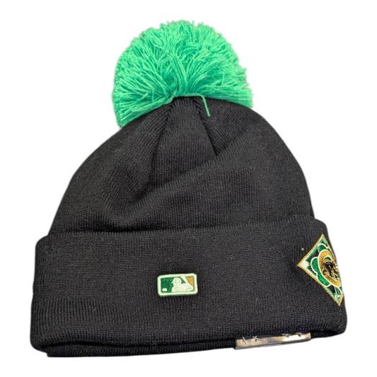 Gorro de punto negro con vueltas y pompón New Era de los Chicago Cubs para el Día de San Patricio